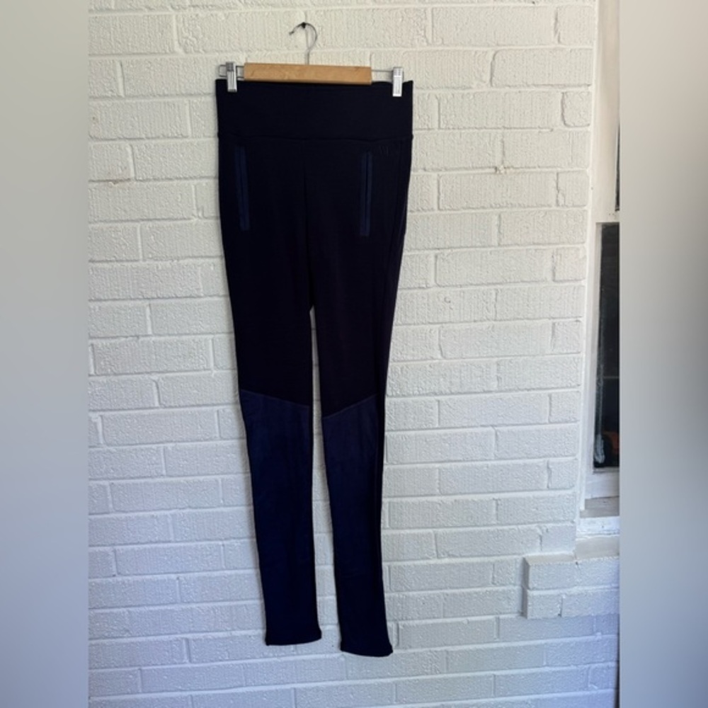 Sleek Black Leggings with Streamlined Silhouette